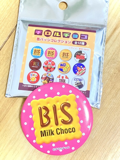 画像有り- チロルチョコ 缶バッジ ビスケット ピンク
