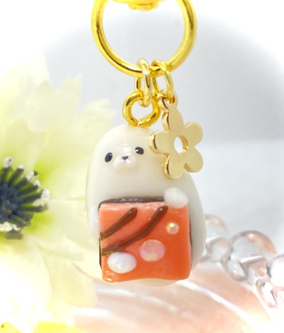 画像有り- 56 チョコを持つアザラシのバッグチャーム